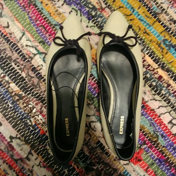 Express Pointed Ballet Flats Contrast Trim and Bow - Picture 1 of 2